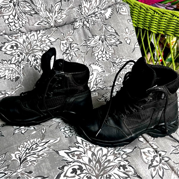 *Like New Danner Kinetic 8” Black Hiking Boots. Size 6, they run a tad small. - Picture 4 of 9